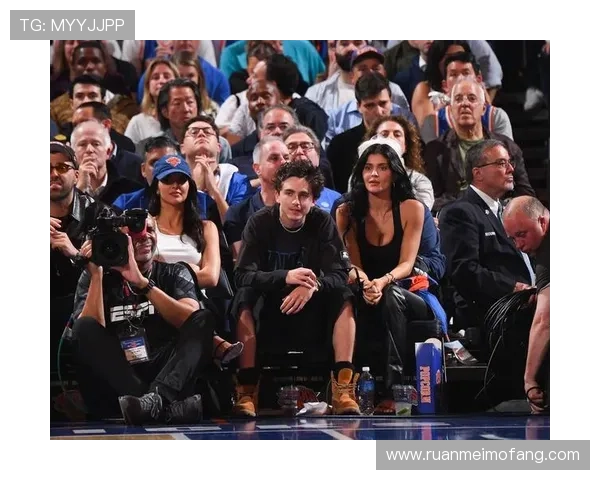 戴黑色帽子登场的足球明星是谁 揭开他独特的时尚魅力与场上风采 戴黑色帽子登场的足球明星是谁 揭开他独特的时尚魅力与场上风采