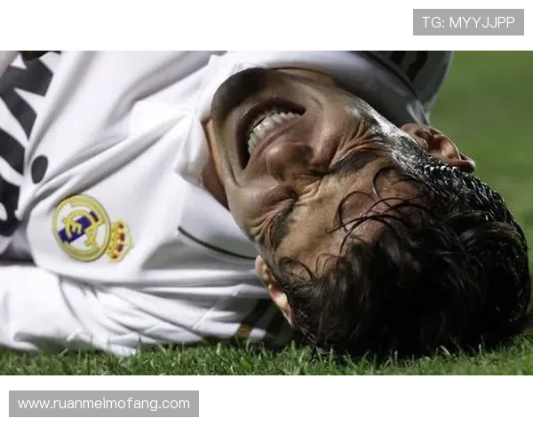 被踢中瞬间倒地的足球明星瞬间 细数那些令人难忘的意外时刻