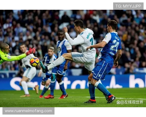 足球巨星与摄影师镜头下的精彩瞬间揭秘 展现球场外的真实与魅力